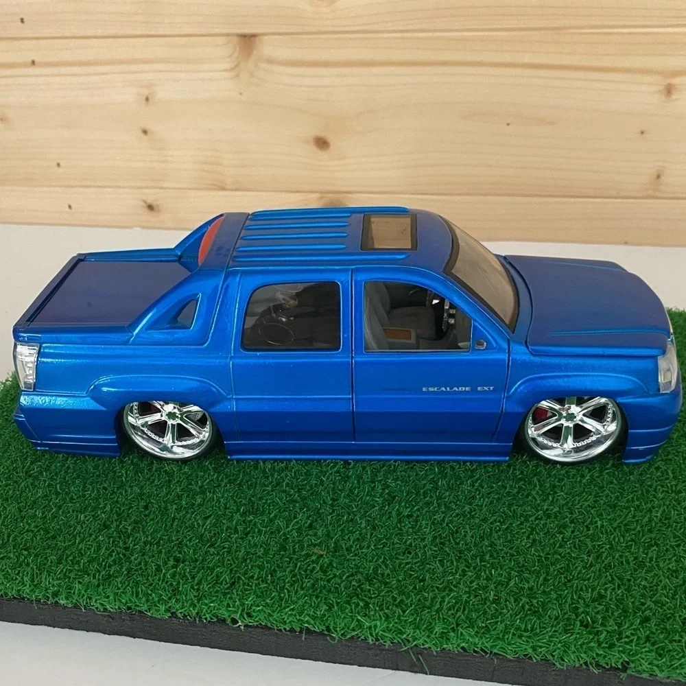 Jada Dub City 1:24 Diecast 2002 Cadillac Escalade EXT Blue Custom Lowrider Truck - Picture 1 of 14